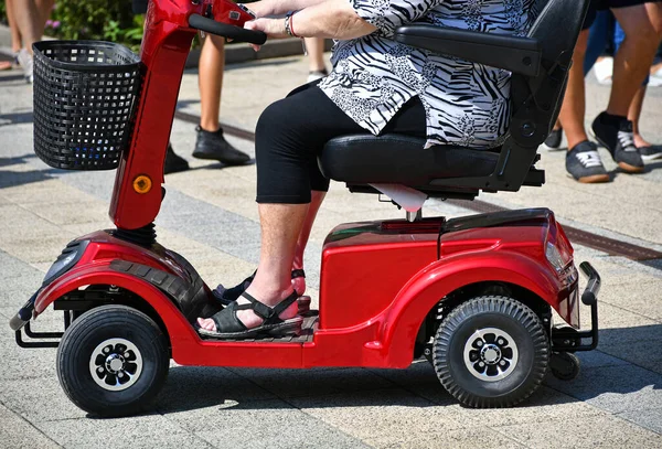 Niepełnosprawna Starsza Kobieta Ulicy Elektrycznym Wózkiem Inwalidzkim — Zdjęcie stockowe