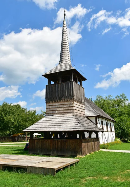 村の古い木造教会の塔 — ストック写真