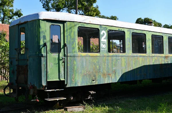 车站旧的生锈的火车车厢 — 图库照片