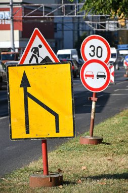 Yol inşaatında trafik işaretleri