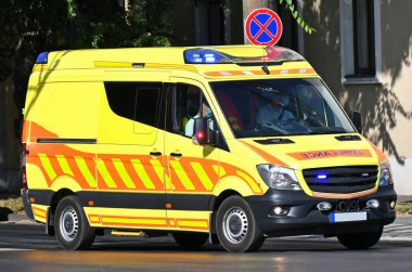 Ambulans şehirde aceleyle bekliyor.