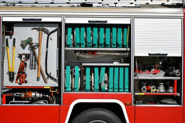 Yangın mahallindeki itfaiye aracı.