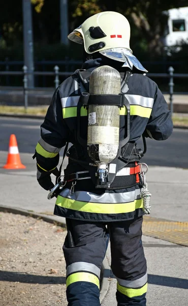 Tűzoltó Tűz Helyszínén — Stock Fotó