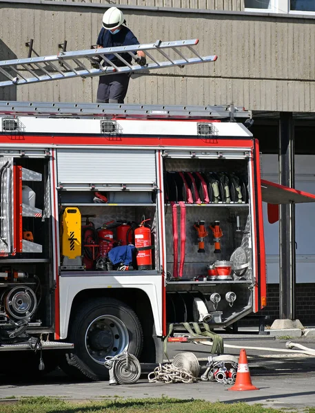 Tűzoltókocsi Tűz Helyszínén — Stock Fotó