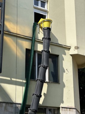 İnşaat alanındaki çöpler için plastik boru hattı