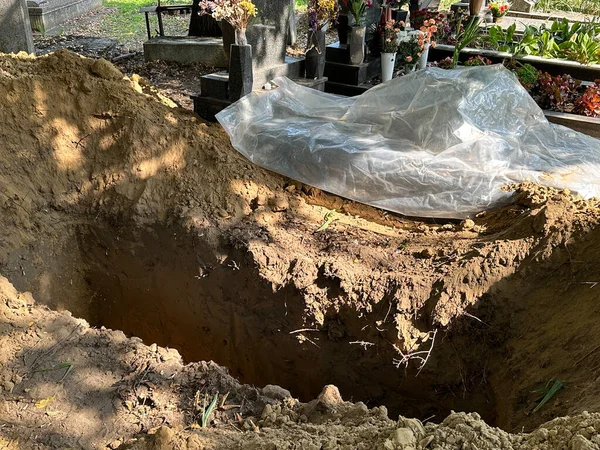 Mezarlıkta mezar taşı için yeni bir yer.