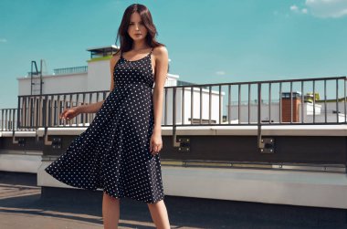 Bir binanın çatısında poz moda içinde muhteşem bir parlak esmer kadın portresi