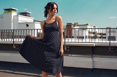 Bir binanın çatısında poz moda içinde muhteşem bir parlak esmer kadın portresi