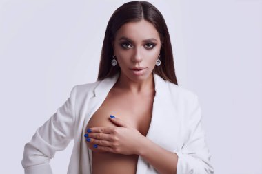 Beyaz arka plan üzerinde izole muhteşem güzel esmer giyen moda ceket portresi