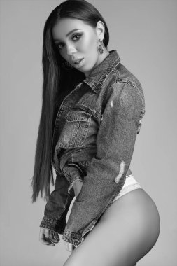 Kot ceket gri arka plan üzerinde kusursuz bir beden ile muhteşem güzel seksi esmer portresi