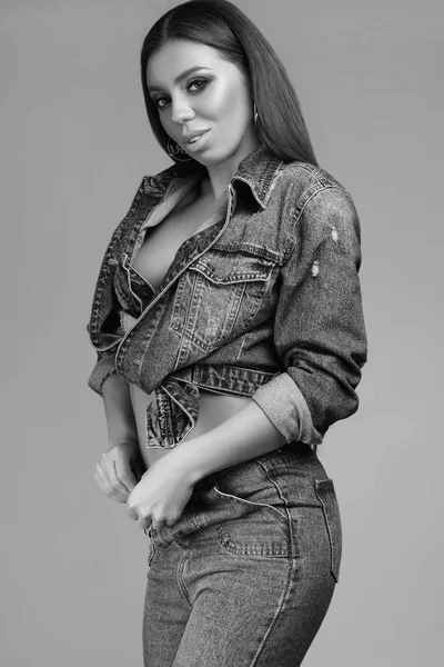 Kot ceket gri arka plan üzerinde kusursuz bir beden ile muhteşem güzel seksi esmer portresi