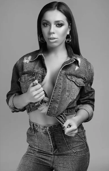 Kot ceket gri arka plan üzerinde kusursuz bir beden ile muhteşem güzel seksi esmer portresi