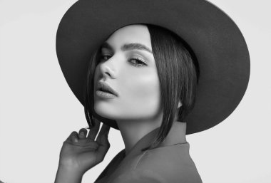 Bir kırmızı moda bir takim elbisesi ve Studio beyaz arka plan üzerinde izole geniş zarif güzel kadın portresi