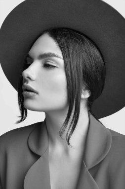 Bir kırmızı moda bir takim elbisesi ve Studio beyaz arka plan üzerinde izole geniş zarif güzel kadın portresi