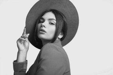 Bir kırmızı moda bir takim elbisesi ve Studio beyaz arka plan üzerinde izole geniş zarif güzel kadın portresi