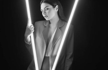 Parlak neon ışıkları poz kırmızı şık elbiseli şık güzel kadın portresi