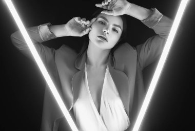 Parlak neon ışıkları poz kırmızı şık elbiseli şık güzel kadın portresi