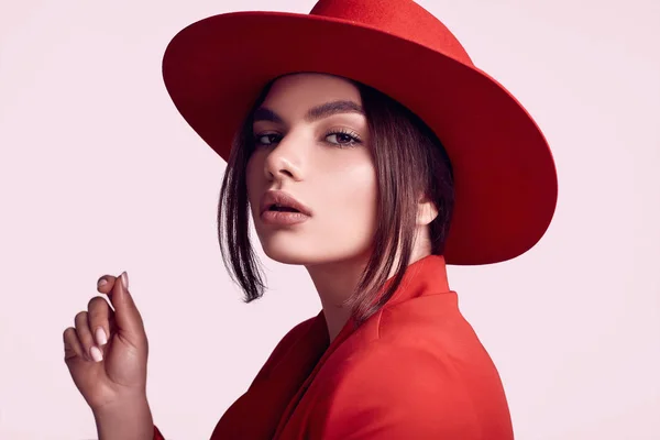 Retrato Mulher Bonita Elegante Terno Elegante Vermelho Chapéu Largo Isolado — Fotografia de Stock