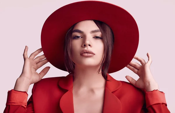 Porträtt Elegant Vacker Kvinna Röd Fashionabla Kostym Och Bred Hatt — Stockfoto