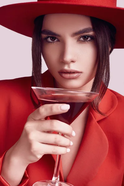 Portret Elegancki Piękna Kobieta Czerwonym Kolorze Modne Szeroki Kapelusz Alkoholem — Zdjęcie stockowe