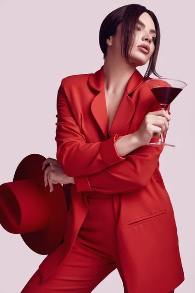 Elegáns Gyönyörű Egy Piros Divatos Ruha Széles Kalap Koktél Alkohol — Stock Fotó