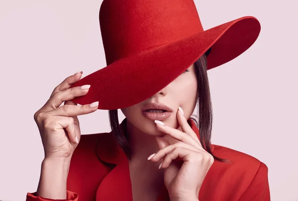 Retrato Mujer Hermosa Elegante Traje Rojo Moda Sombrero Ancho Aislado —  Fotos de Stock