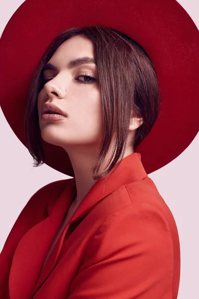 Πορτρέτο Του Κομψό Όμορφη Γυναίκα Ένα Κόκκινο Κοστούμι Μόδας Και — Φωτογραφία Αρχείου