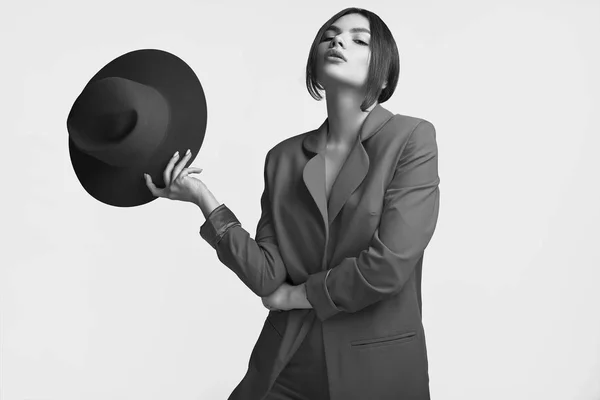 Retrato Mujer Hermosa Elegante Traje Rojo Moda Sombrero Ancho Aislado — Foto de Stock