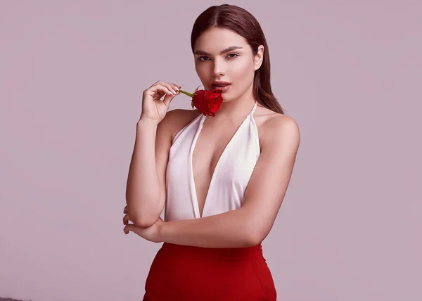 Portrait Belle Femme Élégante Dans Costume Mode Rouge Avec Rose — Photo