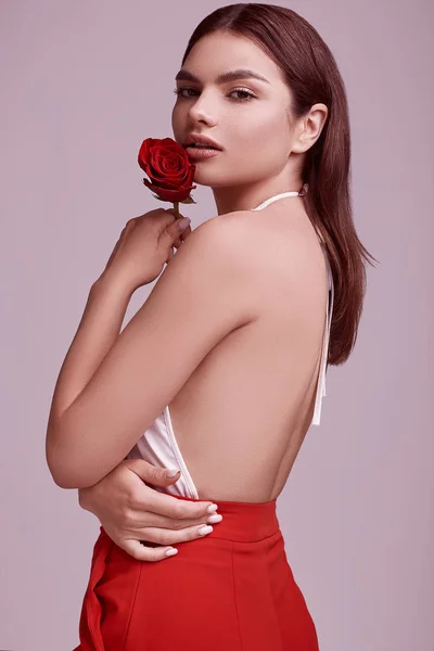 Портрет Елегантної Красивої Жінки Червоному Модному Костюмі Трояндою Ізольовано Білому — стокове фото