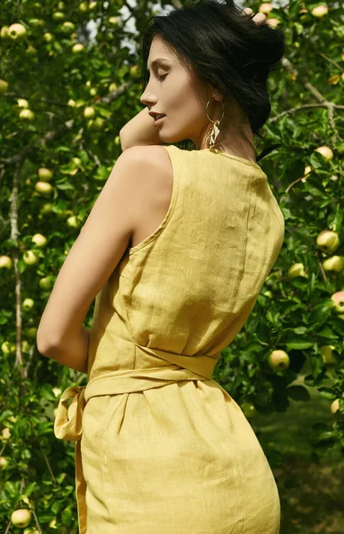 Retrato Una Hermosa Morena Vestido Amarillo Moda Posando Entre Manzano —  Fotos de Stock