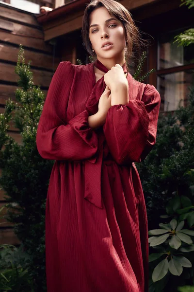 Portret Van Prachtige Brunette Vrouw Mode Rode Jurk Poseren Tuin — Stockfoto