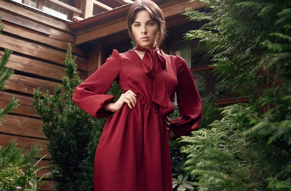 Retrato Hermosa Mujer Morena Vestido Rojo Moda Posando Jardín — Foto de Stock