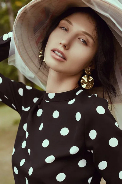 Retrato Una Hermosa Mujer Morena Brillante Vestido Moda Con Sombrero —  Fotos de Stock