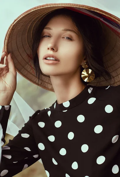 Retrato Una Hermosa Mujer Morena Brillante Vestido Moda Con Sombrero —  Fotos de Stock
