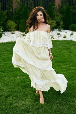 Bahçede poz moda elbise muhteşem seksi esmer modelinde portresi