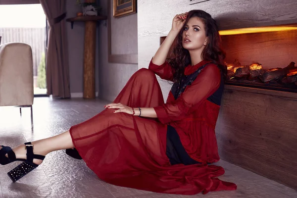 Muhteşem Seksi Esmer Modeli Moda Kırmızı Elbiseli Şömine Poz Portresi — Stok fotoğraf