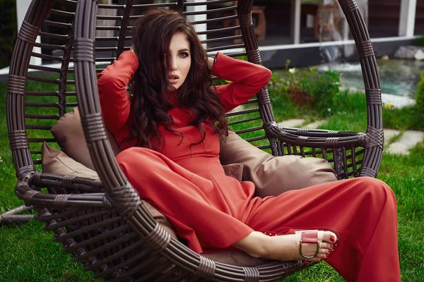 Porträtt Underbara Sensuell Brunett Modell Fashion Röd Kostym Avkopplande Bekväm — Stockfoto