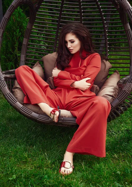 Retrato Modelo Morena Sensual Hermosa Traje Rojo Moda Relajante Silla — Foto de Stock