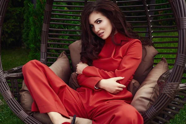 Portre Rahatlatıcı Bahçesinde Rahat Sandalyede Moda Kırmızı Elbiseli Güzel Şehvetli — Stok fotoğraf