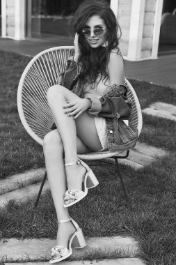 Esmer güzel şehvetli bahçede poz moda pembe elbise ve kot ceket modelinde portresi