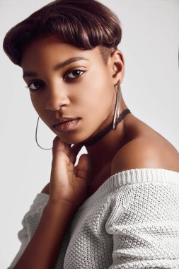 Beyaz arka plan üzerinde izole kısa saçlı güzel hipster siyah genç kız yakın çekim şehvetli portresi. Stüdyo çekimi.