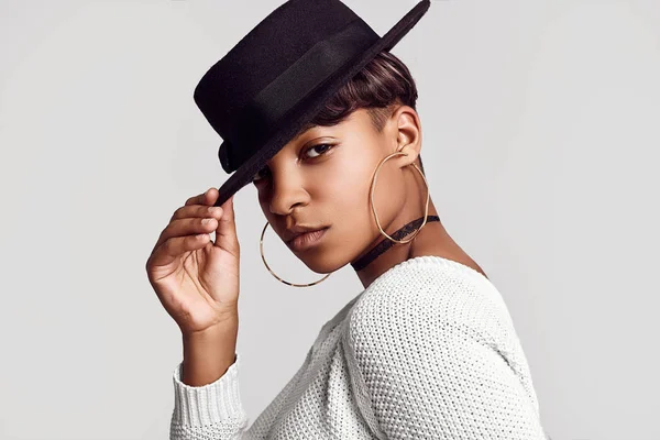 Retrato Joven Hermosa Chica Negra Hipster Con Pelo Corto Suéter —  Fotos de Stock
