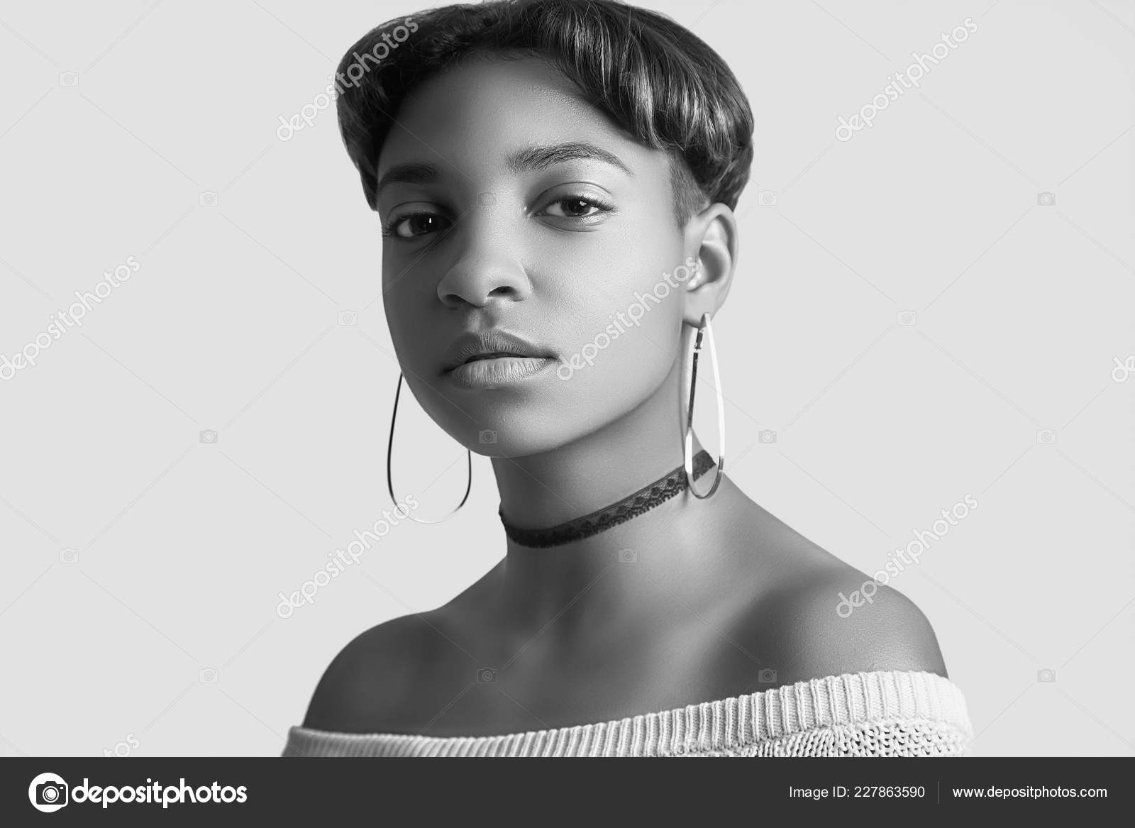 Hermosa Mujer Joven Con Color Blanco Y Negro Disparo De Moda Foto De Stock C Alexvolot 227863590