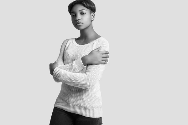 Portré Fiatal Szép Csípő Fekete Lány Rövid Haja Fehér Pulóver — Stock Fotó