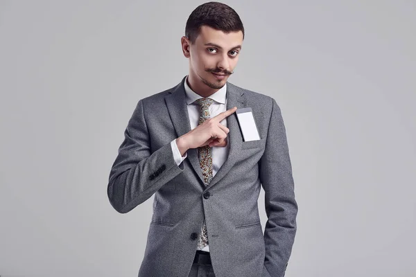 Portret Przystojny Młody Biznesmen Arabski Pewnie Fantazyjne Wąsy Moda Szary — Zdjęcie stockowe