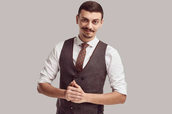 Retrato Belo Jovem Empresário Árabe Confiante Com Bigode Extravagante Terno — Fotografia de Stock