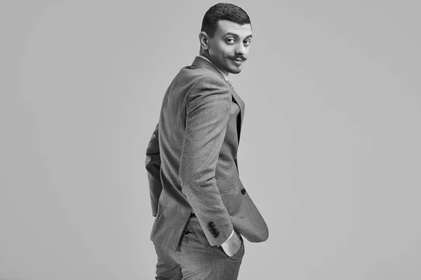 Porträtt Stilig Ung Självsäker Arabiska Affärsman Med Fancy Mustasch Mode — Stockfoto