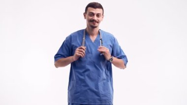 Yakışıklı genç emin Arapça doktor beyaz stüdyo arka plan üzerinde izole mavi süslü bıyıklı portresi