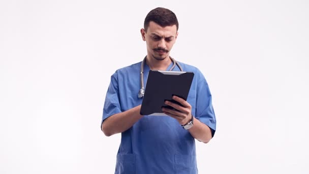 Retrato Bonito Jovem Médico Árabe Confiante Com Bigode Fantasia Azul — Vídeo de Stock